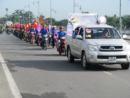 Đoàn viên thanh niên tuần hành tuyên truyền phòng, chống ma túy trên các tuyên đường chính của thành phố Huế