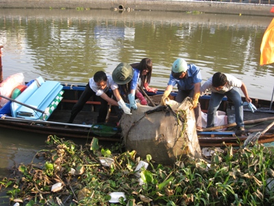 2.	ĐVTN tham gia vớt rác trên sông.