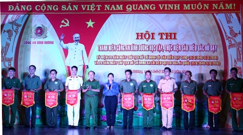 Trao cờ lưu niệm các đơn vị tham gia Hội thi