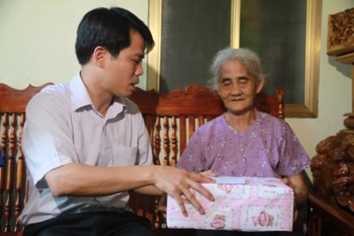 Bí thư Tỉnh đoàn Thanh Hóa tặng quà cho Mẹ Việt Nam Anh hùng