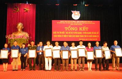 Thường trực Tỉnh đoàn trao giải khuyến khích cho các tập thể đạt giải cuộc thi viết “Bác Hồ với Tuyên Quang - Tuyên Quang với Bác Hồ”