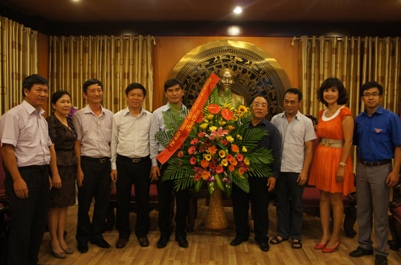 Tặng hoa chúc mừng Đài tiếng nói Việt Nam