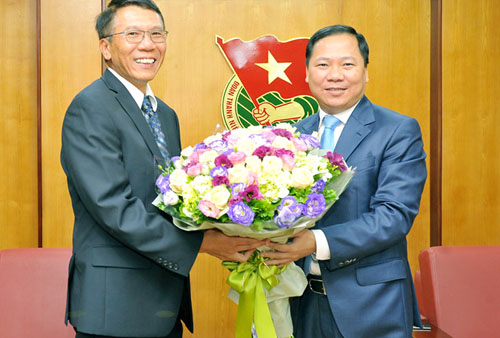  Bí thư Trung ương Đoàn, Chủ tịch Trung ương Hội LHTN Việt Nam Nguyễn Phi Long (phải ảnh) tặng hoa Giám đốc kỹ thuật Uber toàn cầu Thuận Phạm