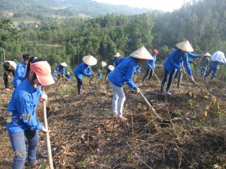 ĐVTN huyện Định Hoá, Thái Nguyên tham gia lao động phát quang bụi rậm vệ sinh môi trường