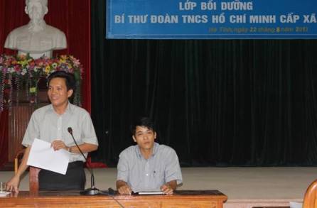 Đồng chí Nguyễn Xuân Hùng – UVBTV Trung ương Đoàn, Bí thư Tỉnh Đoàn phát biểu, chỉ đạo lấy ý kiến góp ý của cán bộ Đoàn cơ sở