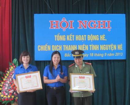  Đ/c Đỗ Thị Hiền- Bí thư Tỉnh đoàn trao Bằng khen của Trung ương Đoàn cho 02 cá nhân có thành tích xuất sắc trong Chiến dịch thanh niên tình nguyện hè năm 2013.