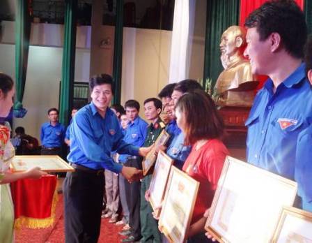Đ/c Nguyễn Đình Hùng – Bí thư Tỉnh đoàn trao giải tại Lễ Tổng kết