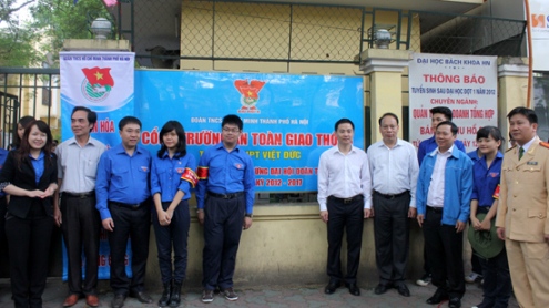 Các đại biểu gắn biển "Cổng trường an toàn giao thông" tại trường THPT Việt Đức
