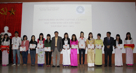 PGS. TS Đặng Văn Minh - PGĐ Đại học Thái Nguyên tặng thưởng cho các tập thể lớp sinh viên xuất sắc.