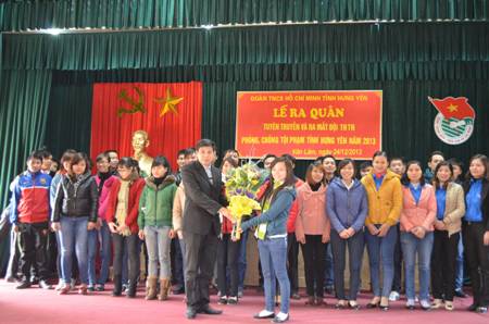 Đ/c Phạm Văn Hiệu - Phó Bí thư tỉnh Đoàn Hưng Yên tặng hoa chúc mừng Đội TNTN phòng, chống tội phạm thị trấn Như Quỳnh (Văn Lâm).