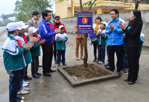 BTV Tỉnh đoàn, Hội đồng Đội tỉnh trao tặng và gắn biển công trình măng non “Hàng cây em chăm” cho Liên đội trường Tiểu học Phú Xuân (TP Thái Bình)