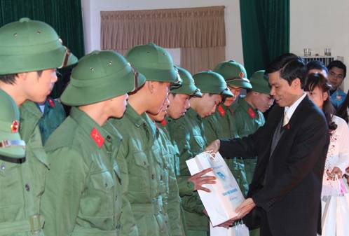  Đồng chí Dương Văn Tiến - Ủy viên BCH TW Đoàn, Bí thư Tỉnh Đoàn tặng quà cho các tân binh của thành phố Thái Nguyên