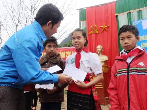  Đồng chí Dương Hoàng Vũ trao quà cho các em học sinh.