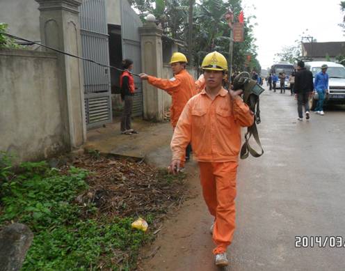 ĐTN Công ty điện lực lắp đặt đoạn đường thắp sáng làng quê trị giá 30 triệu đồng tại xã Ân Phú, huyện Vũ Quang