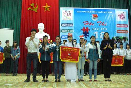 Đ/c Nguyễn Thị Hồng Hạnh - Phó Bí thư Tỉnh đoàn tặng cờ cho đội đạt giải Nhất