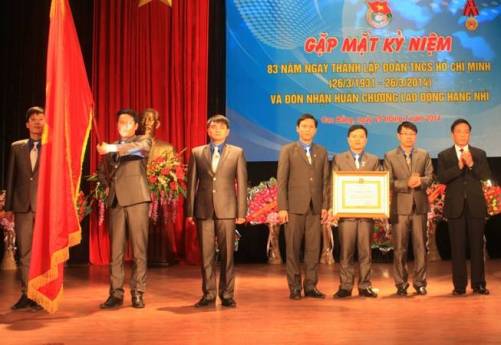  Thừa ủy quyền của Chủ tịch nước, đồng chí Đinh Quế Hải - Phó Bí thư Tỉnh ủy trao Huân chương Lao động hạng nhì cho Tỉnh Đoàn Thanh niên