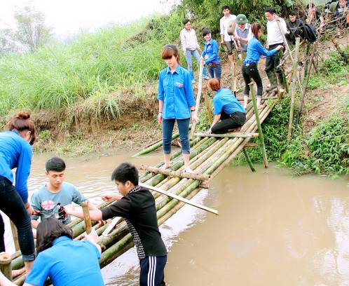 ĐVTN xã Đông Lợi  huyện Sơn Dương giúp đỡ nhân dân làm cầu dân sinh