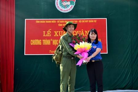  Đ/c Nguyễn Thị Thanh Huyền - Phó Bí thư Tỉnh đoàn, Chủ tịch Hội đồng Đội tỉnh trao tặng hoa cho chiến sỹ