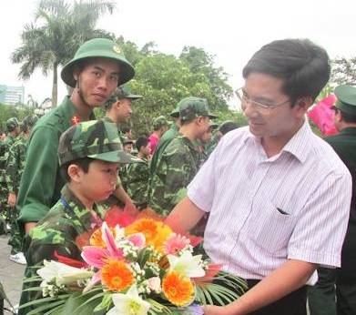 Đ/c Nguyễn Thành Lương - Phó Bí thư Tỉnh đoàn tặng hoa cho các "chiến sĩ" .