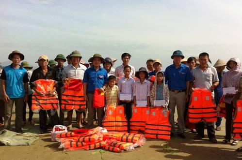 ĐTN Công ty Cao su Hà Tĩnh tặng áo phao và cờ Tổ quốc cho ngư dân huyện Thạch Hà