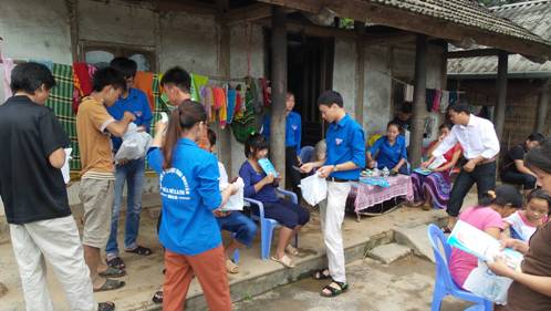 Sinh viên tình nguyện tư vấn về kế hoạch hóa gia đình và cấp phát thuốc tại xóm Người Mông – Chòi Hồng
