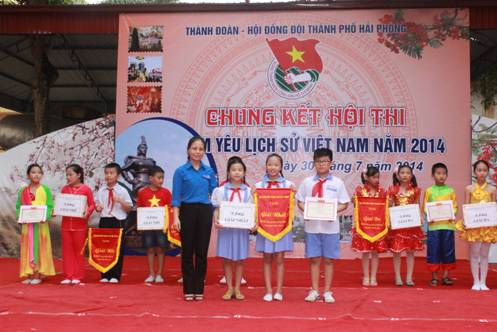 Đồng chí Bùi Thị Ngọc – Phó Bí thư thường trực Thành đoàn, Chủ tịch Hội đồng Đội thành phố trao tặng giải nhất cho Trường Tiểu học Đinh Tiên Hoàng