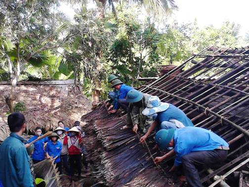 ĐVTN xã Hòa Hải (huyện Hương Khê) giúp đỡ gia đình chính sách tu sửa nhà cửa