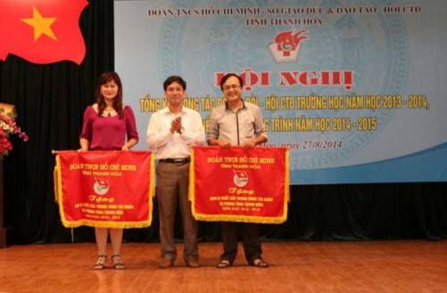 Đ/c Nguyễn Thành Lương - Phó Bí thư Tỉnh đoàn trao cờ của BCH Tỉnh đoàn cho đơn vị đạt thành tích xuất sắc trong công tác Đoàn và phong trào thanh niên học năm học 2013 - 2014
