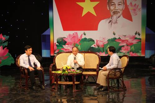 GS.TS Hoàng Chí Bảo, Ủy viên Hội đồng lý luận chính trị Trung ương, chuyên gia cao cấp học viện hành chính Quốc gia Hồ Chí Minh trao đổi với thanh niên Hải Dương tại tọa đàm