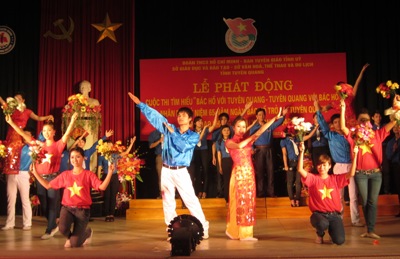 Biểu diễn văn nghệ chào mừng của đội nghệ thuật xung kích Trung tâm VHTT-TTN tỉnh và ĐV trường Cao đẳng Tuyên Quang