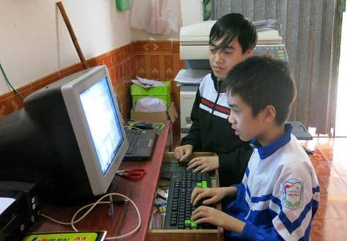 Hà Minh Hải dạy học cho em trên máy tính