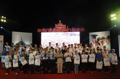 Các đồng chí lãnh đạo Tỉnh, Trung ương Đoàn TNCS Hồ Chí Minh; đại diện nhà tài trợ trao học bổng cho các em tân sinh viên có hoàn cảnh khó khăn