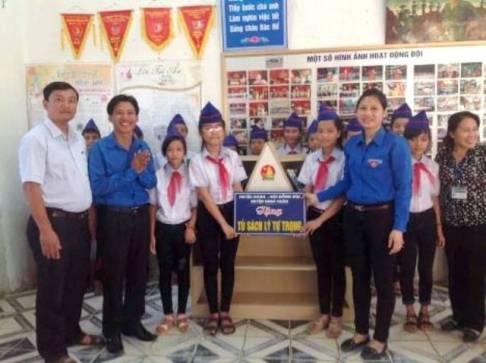 Huyện đoàn Nghi Xuân trao tặng Tủ sách “Lý Tự Trọng” cho Liên đội Trường Tiểu học Cương Gián