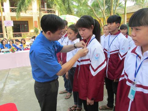  Đồng chí Lê Ngọc Linh – Phó Bí thư Tỉnh Đoàn trao huy hiệu đoàn cho lớp đoàn viên Lý Tự Trọng tại ngôi trường Tiểu học Lý Tự Trọng (Sông Công)