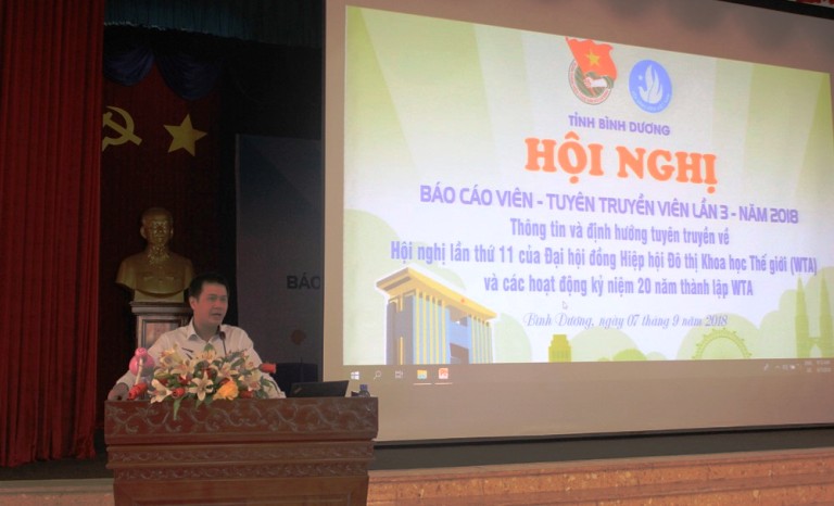 Báo cáo viên đồng chí Nguyễn Việt Long – Giám đốc Văn phòng Thành phố thông minh Bình Dương trình bày nội dung tại Hội nghị