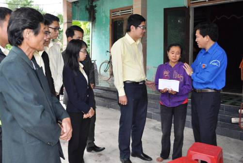  Lãnh đạo Tỉnh đoàn Hà Tĩnh và Cienco 4 thăm, tặng quà một gia đình có người thân tử vong do TNGT tại xã Thạch Kênh (Thạch Hà)