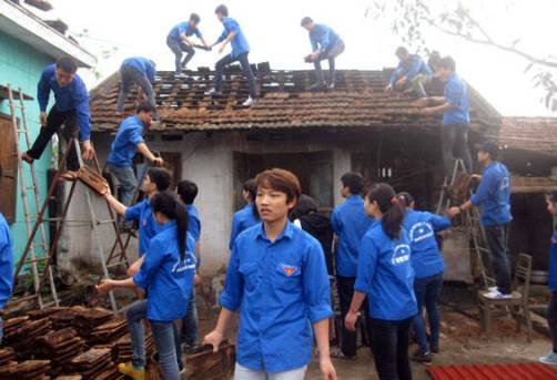 Đoàn viên, thanh niên Trường Đại học Y – Dược Thái Nguyên giúp nhân dân xóm Hang Hon, xã LA Hiên, huyện Đồng Hỷ khắc phục hậu quả sau trận mưa đá đợt đầu năm 2014.