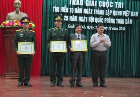 Đ/c Trần Tiến Dũng - Phó chủ tịch UBND tỉnh trao giải nhất, nhì cho các tập thể.