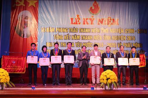 đồng chí Nguyễn Văn Quế, Phó Chủ tịch UBND tỉnh tặng Bằng khen cho các tập thể có thành tích xuất sắc trong 15 năm phong trào thanh niên tình nguyện (2000 - 2014)