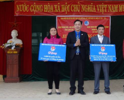  Đồng chí Nguyễn Hoàng Minh - Phó Bí thư Thành đoàn tặng quà cho một số Trường học trên địa bàn huyện Văn Lãng, tỉnh Lạng Sơn