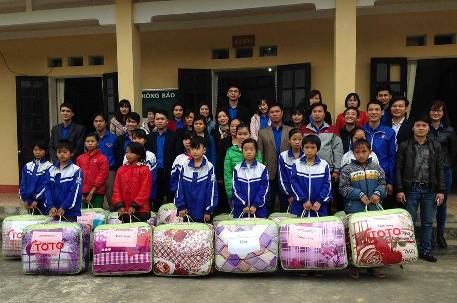 Đoàn thanh niên Khối doanh nghiệp tỉnh Thái Nguyên đã trao 95 xuất quà cho các em học sinh có hoàn cảnh khó khăn tại huyện Phú Lương, Đại Từ, Dồng Hỷ (trị giá 400.000đ/ 1 xuất quà)