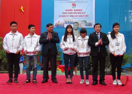 Trao tặng học bổng thắp sáng ước mơ cho học sinh trường THPT Nguyễn Đức Cảnh.