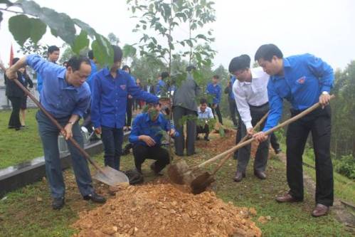 Các đồng chí đại diện lãnh đạo tỉnh tham gia hoạt động trồng cây cùng tuổi trẻ.