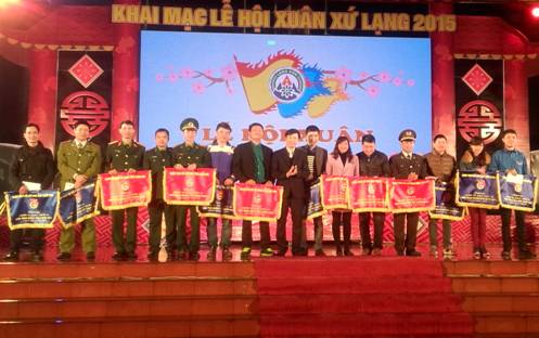 Đ/c Nguyễn Hoàng Tùng- UVBCH Trung ương Đoàn, Bí thư Tỉnh Đoàn tặng cờ giải thưởng cho các đơn vị đạt giải