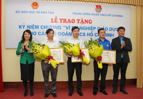 Thứ trưởng Bộ GD-ĐT Nguyễn Thị Nghĩa trao kỷ niệm chương "Vì sự nghiệp giáo dục" cho 3 cán bộ Đoàn