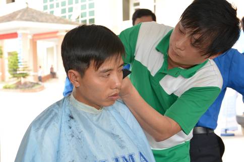 Gian hàng dịch vụ cắt tóc miễn phí cho ĐVTN