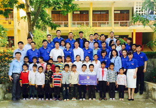 Trao 100 triệu đồng giúp trường Tiểu học số 1, xã Nà Nhạn, huyện Điện Biên, tỉnh Điện Biên xây nhà Bán trú dân nuôi