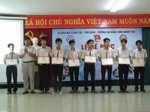 Đồng chí Phan Xuân Toàn – Phó trưởng Ban Thường trực Ban Dân vận Tỉnh ủy trao giải tại Hội thi tin học trẻ Thừa Thiên Huế lần thứ XXI – năm 2015