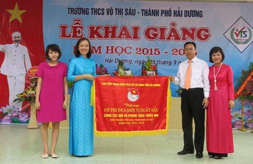 Đồng chí Hoàng Quốc Thưởng, Bí thư Tỉnh đoàn tặng cờ thi đua xuất sắc cho Trường THCS Võ Thị Sáu