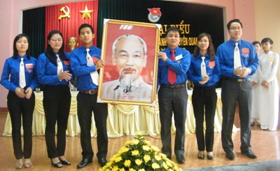 Đ/c Nguyễn Hưng Vượng, Bí thư Tỉnh đoàn (bìa phải) tặng bức ảnh chân dưng Chủ tịch Hồ Chí Minh cho Đại hội